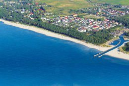 Sie sehen ein Luftbild von Dzwirzyno / Kolberger Deep mit Strand und Hafen
