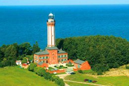 Auf der Steilküste westlich von Niechorze steht einer der schönsten Leuchttürme der polnischen Ostseeküste. Sie sehen den leuchtturm bei bestem Wetter