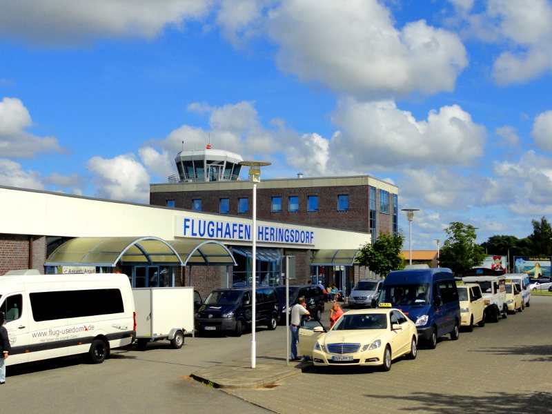Sie sehen das Abfertigungsgebäude des Flughafens Heringsdorf-Swinoujscie
