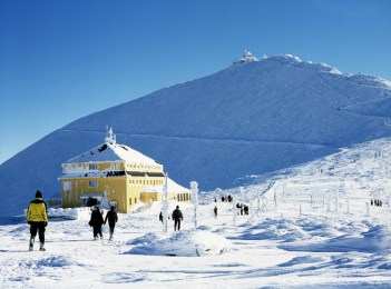 Sie sehen die Schneekoppe bei besten Schneeverhältnissen. Foto zu Retro-Lauf in Szklarska Poreba